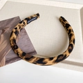 Nahaufnahme des Haarreifs mit Leopardenmuster und schwarzem handgefertigten Etikett innen - Dunkles Leopard-Muster - 2cm