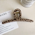 Macro shot of large leopard print claw clip with acetate texture and gold spring - Light Leopard - Bar Style