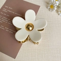 Primer plano de la pinza para el pelo de flor en acetato blanco con centro dorado - Blanco