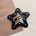 Dettaglio di fermaglio per capelli a stella nera con pois bianchi e pelle cucita - Nero - Stella