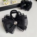 Dettaglio della molletta per capelli in pizzo nero con fiocco di raso e strass - Stile Strass Nero-8cm
