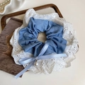 Detalle de coletero vaquero azul con borde de encaje, lazo y perla colgante - Coletero Borde Encaje Denim