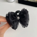 Dettaglio del fermaglio per capelli in pizzo nero con fiocco di raso e strass lucidi - Stile Fiocco Strass Nero-7cm