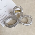 Dettaglio ravvicinato di un fermaglio per capelli con glitter argento e design a tre anelli - Stile a 8 pannelli / Stile Infinito - Argento Glitter