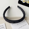 Serre-tête minimaliste en tissu noir avec broderie nœud blanc et étiquette fait main - Noir Petit Nœud