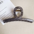 Detailansicht der großen dunkelgrauen Haarklammer mit silbernem Glitzer und Goldfeder - 11cm Gerade Stil - Glitzer Schwarz / 11cm