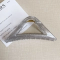 Detail einer großen dreieckigen Haarklammer mit silbernem Glitzer und goldener Feder - Dreieck-Stil / Dreieck Stil - Glitzer Silber