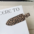 Nahaufnahme der Haarspange mit Leopardenmuster, Detail der Textur und Metallklammer - Leopardenmuster Nahtlose Clip