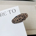 Nahaufnahme der ovalen Haarklammer mit Leopardenmuster und matter Textur - Leopard - Oval