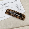 Detailansicht der Haarspange mit Leopardenmuster und Stoffbezug für elegantes Styling - Rechteck Leopardenmuster
