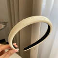 Dettaglio del cerchietto in pelle bianco crema con consistenza morbida e fodera antiscivolo - Bianco Sporco