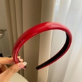 Dettaglio cerchietto in pelle rossa lucida con fodera antiscivolo nera e imbottitura - Rosso