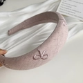 Dettaglio di un cerchietto in spugna ricamato rosa chiaro con tessuto floreale - Cerchietto Fiocco Ricamato / Rosa