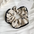 Scrunchie beige con stampa a fiocchi neri, bordo in raso ed elastico per capelli - Bianco Sporco
