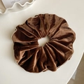 Détail d'un grand chouchou en velours marron avec plis souples et bordure argentée - Marron / Grand-18cm