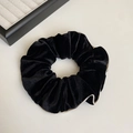 Détail du chouchou en velours noir avec bordure dorée et texture plissée élégante - Noir / Petit-13cm