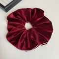 Vue détaillée d'un chouchou en velours bordeaux vintage avec un liseré blanc chic - Rouge / Grand-18cm