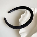 Detalle de diadema gruesa de terciopelo negro con etiqueta hecha a mano en plato - Negro