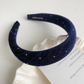 Detalle de diadema de esponja azul oscuro brillante con etiqueta de marca artesanal - Estilo Terciopelo (Versión Ancha de 3 cm)