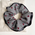 Detalle de un coletero gris con estampado de corazones textura de tela y borde de raso - Gris