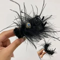 Elegante pinza per capelli nera con piuma, rosa di raso e strass di cristallo - Nero (Pinza Rosa Chignon)