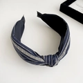 Détail d'un bandeau en tissu bleu marine avec broderie géométrique crème raffinée - Bleu Marine
