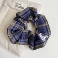 Dettaglio di scrunchie a quadretti blu e beige con etichetta di piccolo orso - Scozzese Blu - Scrunchie Base