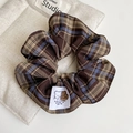 Dettaglio ravvicinato dell'elastico scrunchie a quadri con etichetta tessuta orso - Scozzese Marrone - Scrunchie Base