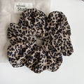 Vintage scrunchie met luipaardprint in bruine en zwarte chiffon met elegant plooiontwerp - Luipaardprint