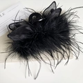 Dettaglio del fermaglio per capelli con piume nere, fiocco e trama a rete - Grande (13CM) / Nero