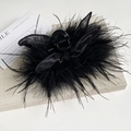 Dettaglio di un grande fermaglio per capelli con piume nere, fiocco in raso e mesh - Piccolo (8cm) / Nero