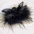 Dettaglio del fermaglio per capelli con piume nere e ali di farfalla in mesh nero - Taglia Media (11cm) / Nero