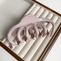 Detail der pinkfarbenen Oktopus-Haarklammer mit Glanzfinish und Barrette LaFrance Schrift - Rosa