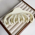 Elegante cremefarbene Oktopus-Haarklammer mit Barrette La France Text für französischen Stil - Cremeweiß