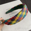Detail eines bunten gewebten Schachbrett-Haarreifens mit strukturierter Textur - Buntes Plaid-Stil (FG-0338)
