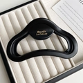 Dettaglio di una grande molletta per capelli nero opaco con scritte dorate Barrette La France - Nero Opaco Stile Nuvola (FJ-1432)
