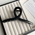 Dettaglio mollettone nero opaco con scritte dorate su vassoio in velluto beige - Nero Opaco Stile Incrociato (FJ-1432)
