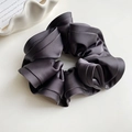Detailansicht des dunkelgrauen Satin-Haargummis mit weicher Rüschenstruktur und Seidenglanz - Dunkelgrau