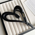 Dettaglio macro della molletta a cuore nero opaco con scritte Barrette dorate eleganti - Nero Opaco Stile Cuore (FJ-1432)