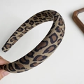 Detailaufnahme des Vintage-Haarreifens mit Leopardenmuster und dicker Stofftextur für Damen - Breiter Haarreif (ai-Breiter Stil) / Hellkaffee