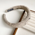 Detailansicht eines beigen Haarreifens mit Tintendruck und gewebtem HAND MADE Etikett - Hellbeige Tuschelinien (款式4)