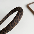 Nahaufnahme des Stirnbands mit Leopardenmuster, hochwertiger Twill-Stoff und feiner Struktur - Dünner Haarreif (ai-Dünner Stil) / Dunkelbraun