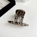 Detailopname van de glanzende schildpad haarclip met vintage luipaardprint - Licht Koffie Luipaard - Recht Model