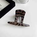 Detailopname van glanzende haarklem met luipaardprint in bruine en zwarte schildpadtextuur - Donker Koffie Luipaard - Recht Model