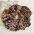 Coletero vintage con estampado de leopardo en terciopelo suave para coletas de mujer - Coletero Leopardo