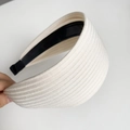 Dettaglio della fascia larga in maglia a coste bianca con trama del tessuto e fodera interna - Bianco Sporco