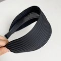 Dettaglio di fascia larga nera in maglia a coste con interno antiscivolo e texture - Nero