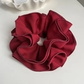 Primer plano detallado de coletero color vino tinto con volantes y textura suave - Rojo