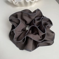 Primer plano de coletero de tela gris oscuro con textura de sarga fina sobre fondo blanco - Gris