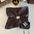 Dettaglio di elastico per capelli a scacchi marroni con bordo blu, perla e fiocco - Quadri Blu Marrone - Anello Quadrato